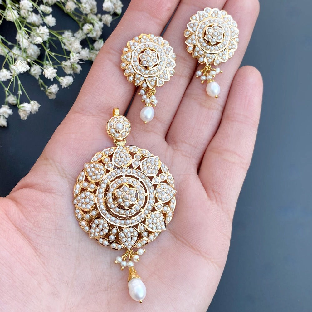 gold pendant set set with pearls