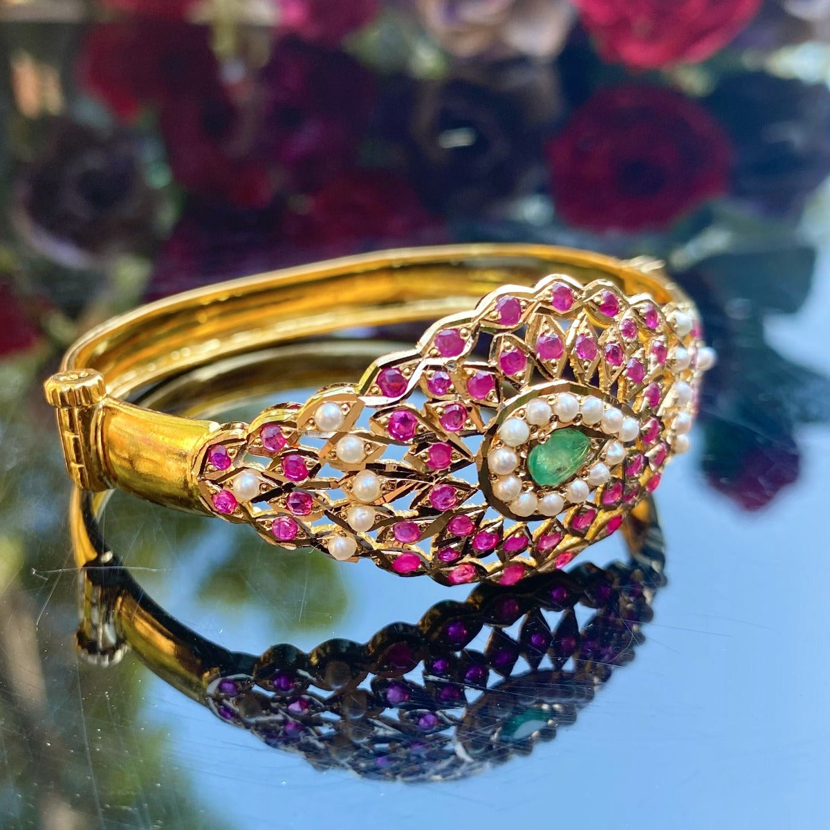 Jadau Bracelet Studded with Rubies and Emeralds in 22ct Gold Hallmark GBNG 014